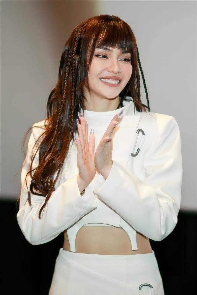 Hoa hậu Tiểu Vy đọ vũ đạo nóng bỏng cùng MLee-2