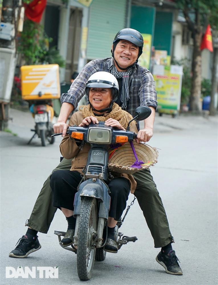 Hoàng Hải chở NSƯT Thanh Quý trên xe máy cà tàng, ngủ cạnh bãi rác-4