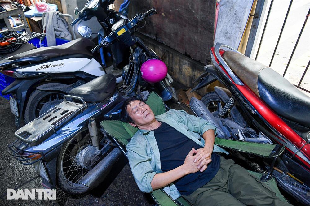 Hoàng Hải chở NSƯT Thanh Quý trên xe máy cà tàng, ngủ cạnh bãi rác-11