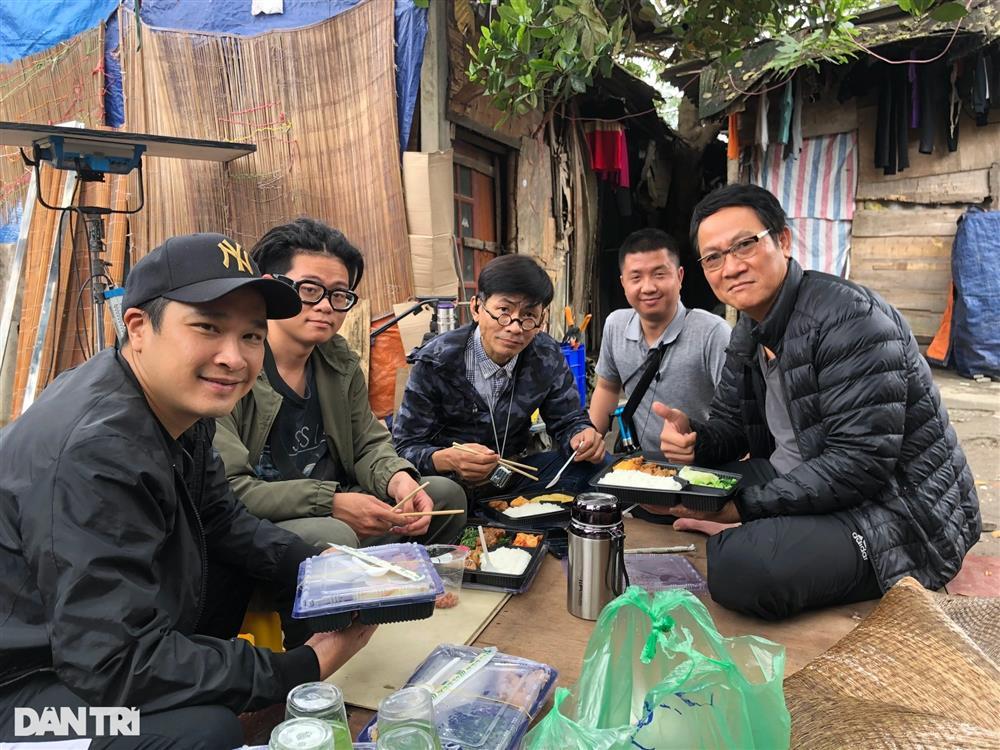 Hoàng Hải chở NSƯT Thanh Quý trên xe máy cà tàng, ngủ cạnh bãi rác-12