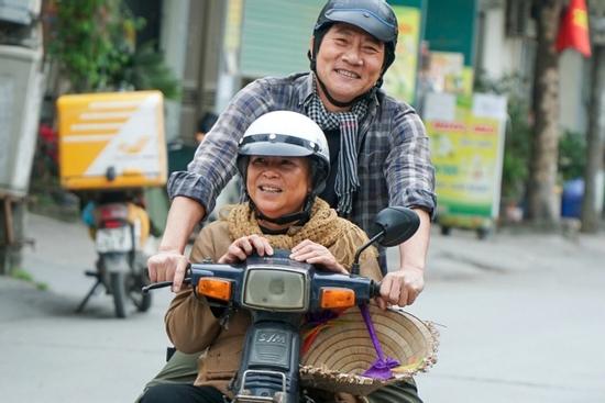 Hoàng Hải chở NSƯT Thanh Quý trên xe máy cà tàng, ngủ cạnh bãi rác