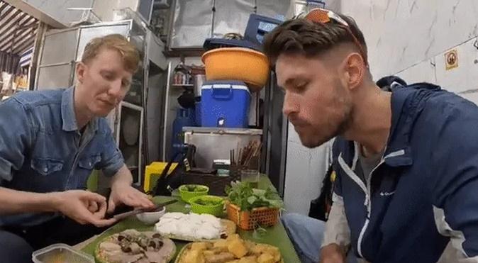 Khách Tây ăn bún đậu mắm tôm ở Hà Nội hết 500k, tấm tắc khen ngon-1