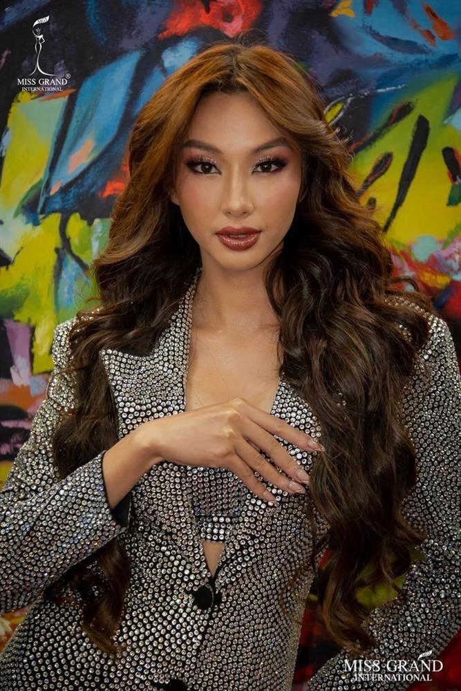 Hoa hậu bị dìm hàng vì món phụ kiện này, chỉ 1 người thoát lời nguyền-4