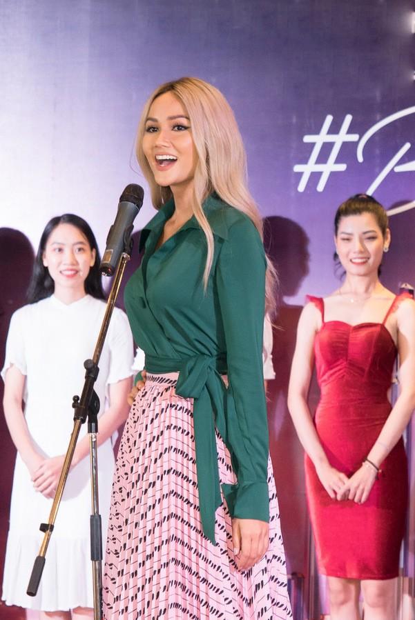 Hoa hậu bị dìm hàng vì món phụ kiện này, chỉ 1 người thoát lời nguyền-6