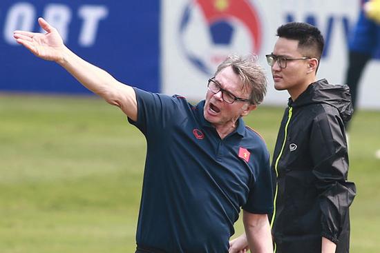 HLV Philippe Troussier và những cửa ải cần vượt qua