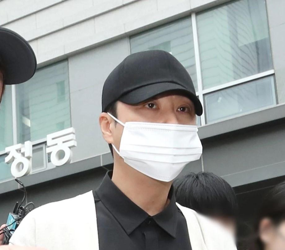 Hai nghệ sĩ trẻ bị cấm sóng vì bê bối đời tư, nhiều khán giả đồng tình-2