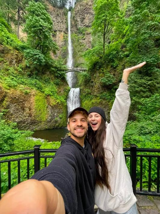 Cô gái được cầu hôn từ một bình luận bông đùa trên mạng-5