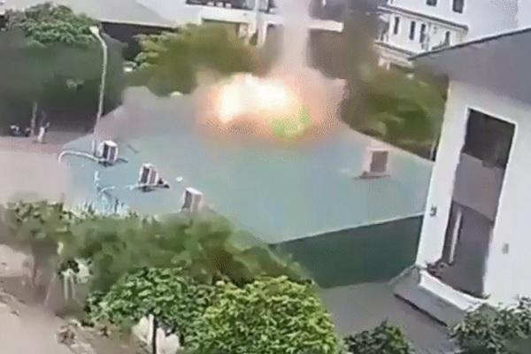 Nổ cục nóng điều hòa, hai thợ sửa chữa đi cấp cứu-2