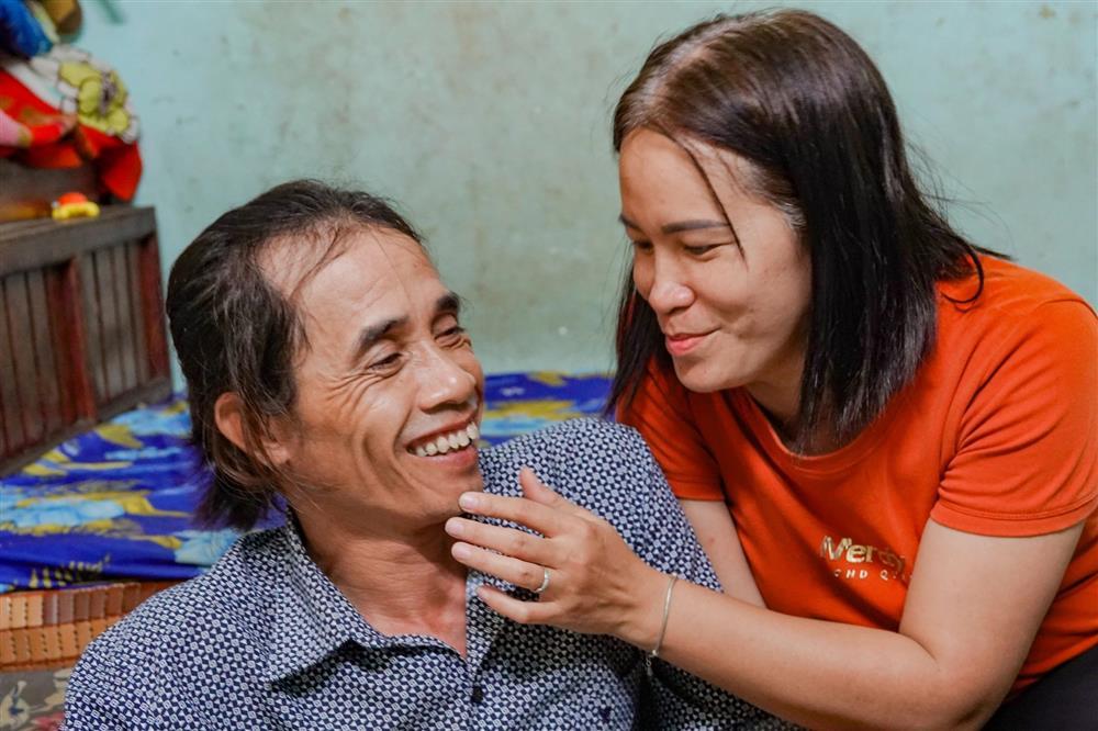 Mẹ đơn thân từng muốn ôm con nhảy sông hồi sinh từ chuyện tình xe lăn-1