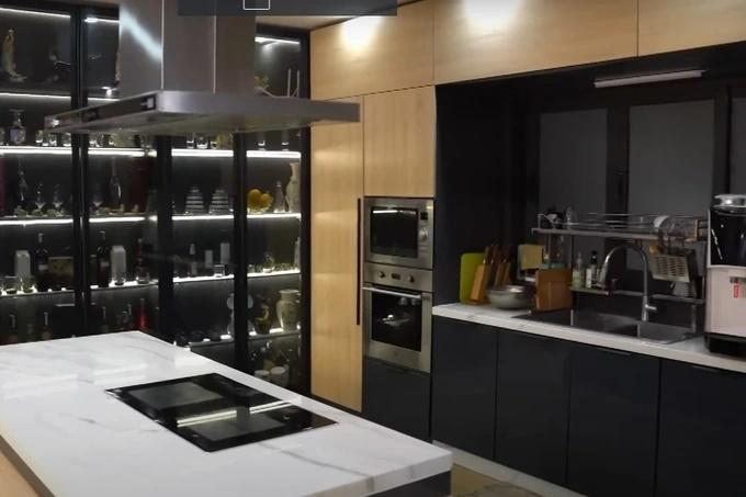 Kim Tử Long ở biệt thự xa hoa 300m2, giao hết tiền cho bà xã kém 11 tuổi-3