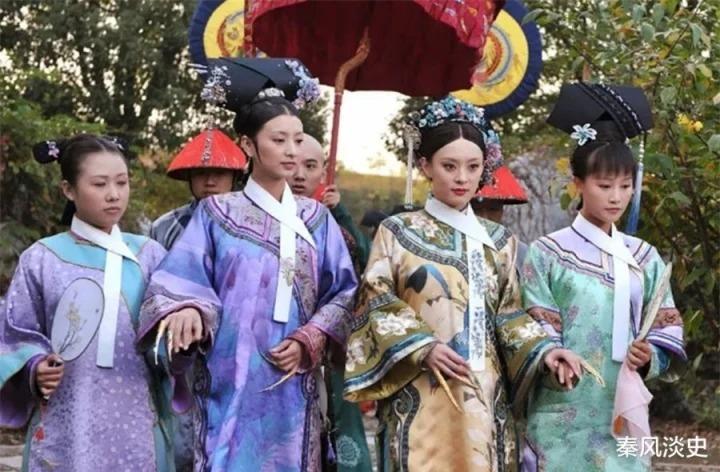 Vì sao phi tần của hoàng đế Trung Quốc mỗi bước đi đều có cung nữ đỡ tay?-1