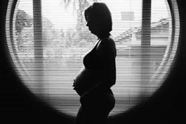 Nữ sinh lớp 8 bị ép quỳ trên nền nhà vệ sinh và nhận mưa tát-2