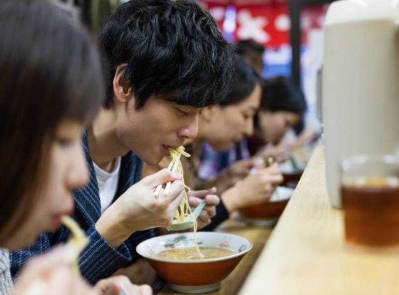 Tiệm mì Nhật cấm khách dùng điện thoại khi ăn-3