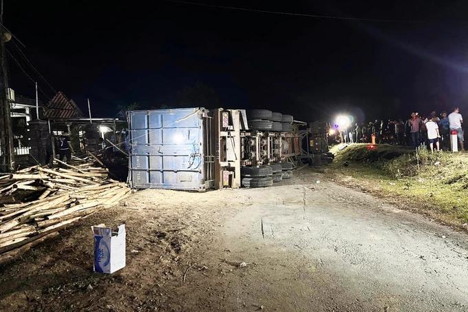 2 phụ nữ mang thai và 3 trẻ em bị thương sau vụ lật xe đầu kéo-1