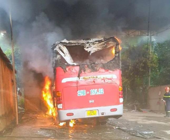 Xe khách đang đỗ trong gara bất ngờ bốc cháy ngùn ngụt-1