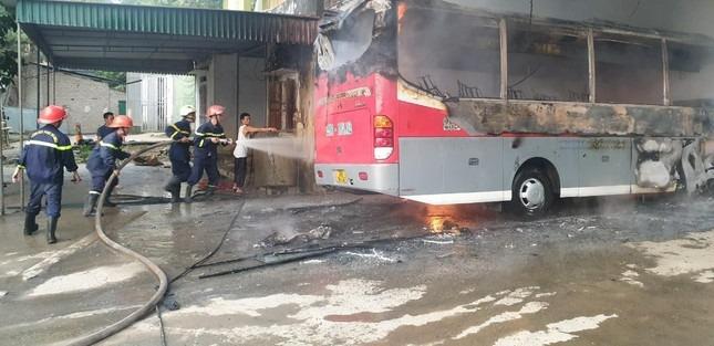 Xe khách đang đỗ trong gara bất ngờ bốc cháy ngùn ngụt-2