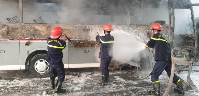 Xe khách đang đỗ trong gara bất ngờ bốc cháy ngùn ngụt-3