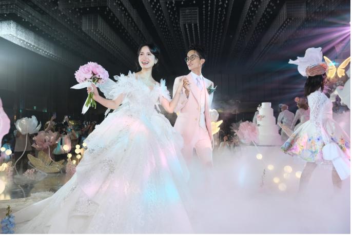 Đám cưới quy tụ 200 TikToker của cặp 9X triệu người theo dõi-3