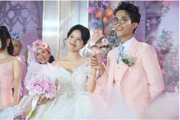 Đám cưới quy tụ 200 TikToker của cặp 9X triệu người theo dõi-5