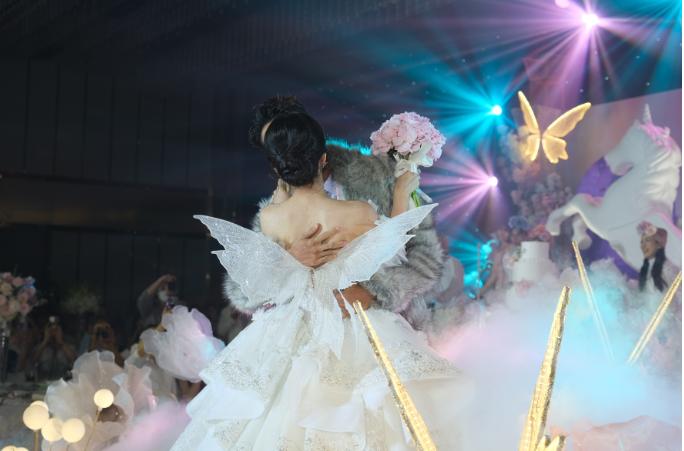 Đám cưới quy tụ 200 TikToker của cặp 9X triệu người theo dõi-7