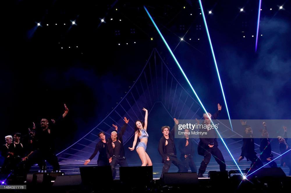 Jennie (BlackPink) mặc đồ hở bạo tại Coachella hút 130 triệu lượt xem-10