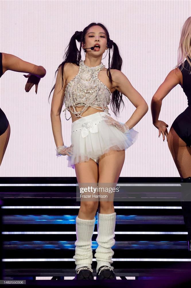 Jennie (BlackPink) mặc đồ hở bạo tại Coachella hút 130 triệu lượt xem-11