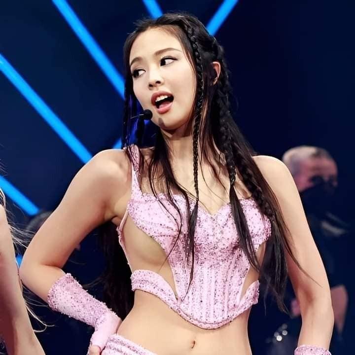 Jennie (BlackPink) mặc đồ hở bạo tại Coachella hút 130 triệu lượt xem-5