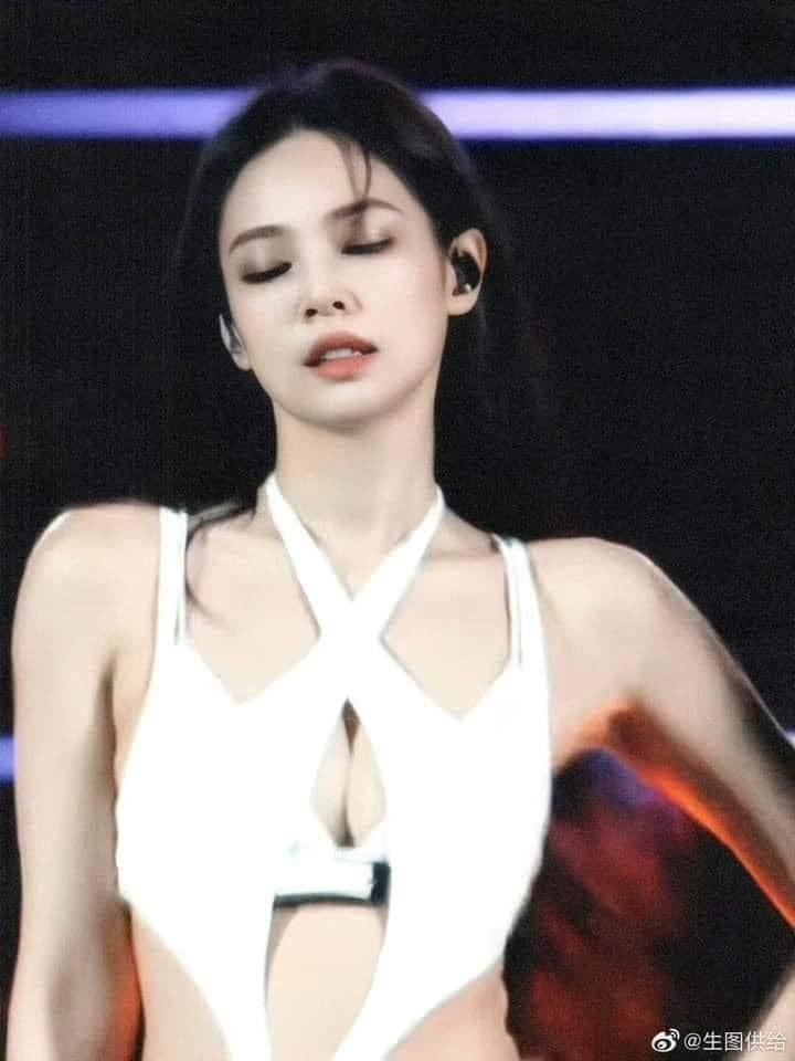 Jennie (BlackPink) mặc đồ hở bạo tại Coachella hút 130 triệu lượt xem-6