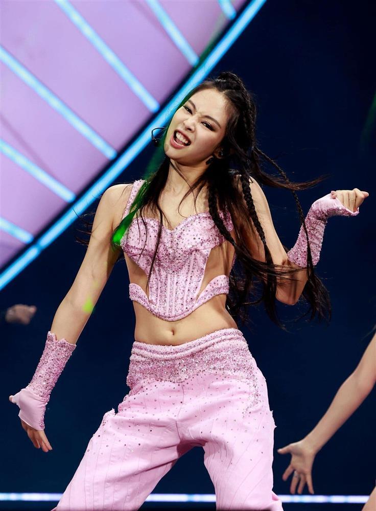 Jennie (BlackPink) mặc đồ hở bạo tại Coachella hút 130 triệu lượt xem-12