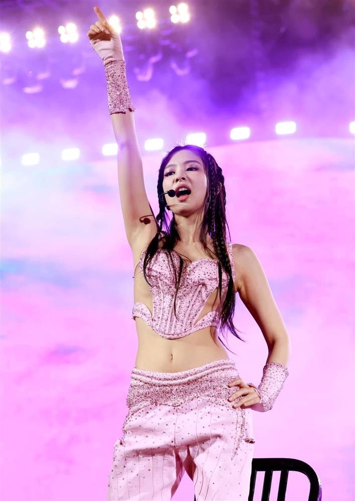 Jennie (BlackPink) mặc đồ hở bạo tại Coachella hút 130 triệu lượt xem-13