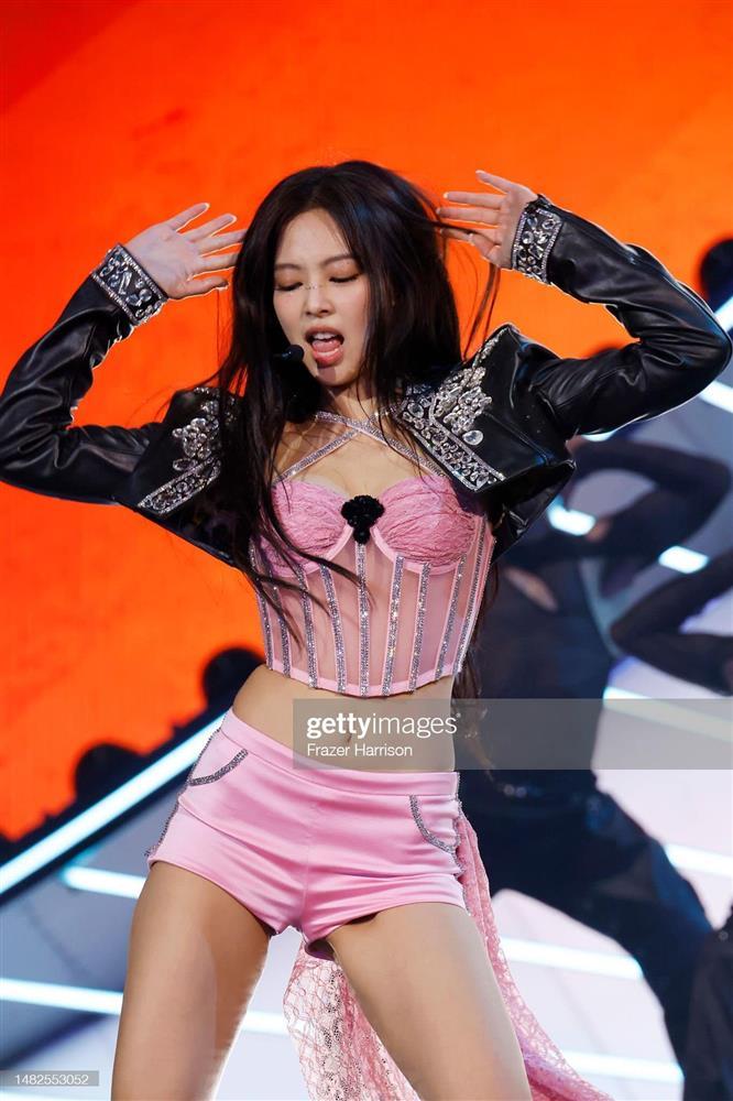 Jennie (BlackPink) mặc đồ hở bạo tại Coachella hút 130 triệu lượt xem-17