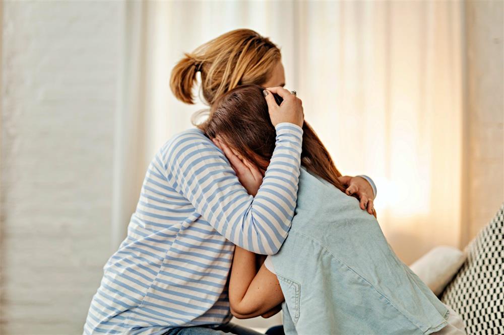 Nghi bố ngoại tình, 2 mẹ con đi đánh ghen rồi khóc òa khi biết sự thật-1