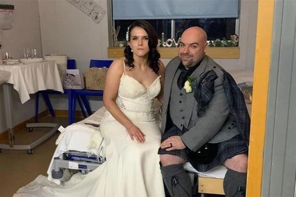 Cô dâu xuất hiện cùng đôi nạng, khách mời ai cũng xúc động-1