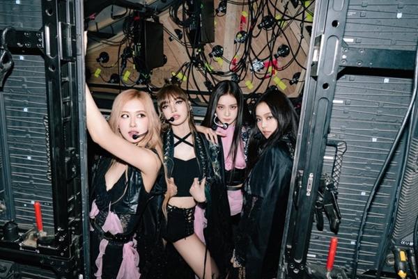 Cuối cùng BLINKs cũng thấy rõ BLACKPINK diện hanbok trên sân khấu Coachella 2023-4