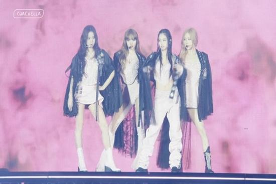 Cuối cùng BLINKs cũng thấy rõ BLACKPINK diện hanbok trên sân khấu Coachella 2023