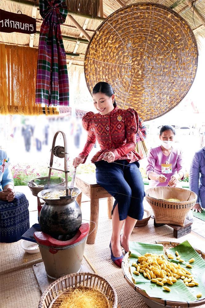 Nàng công chúa tài sắc, được phong thiếu tướng quân đội của Thái Lan-4
