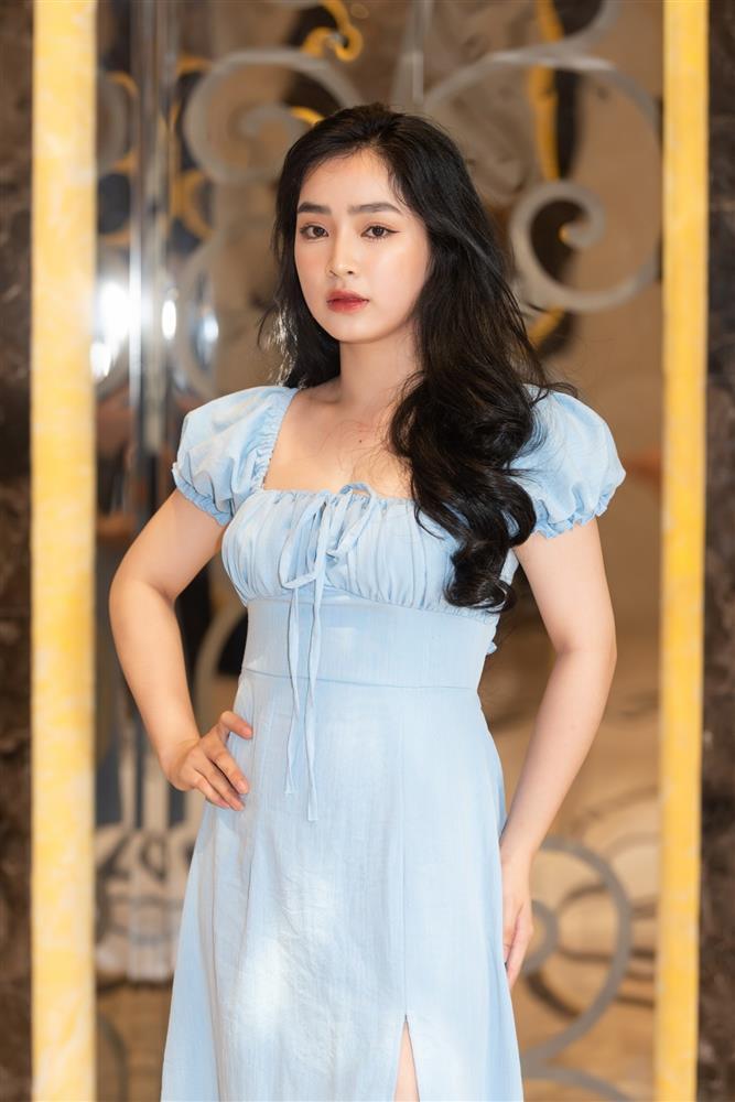 Tiểu Vy, Lương Thùy Linh, Đỗ Thị Hà mặc gợi cảm khi làm giám khảo-8