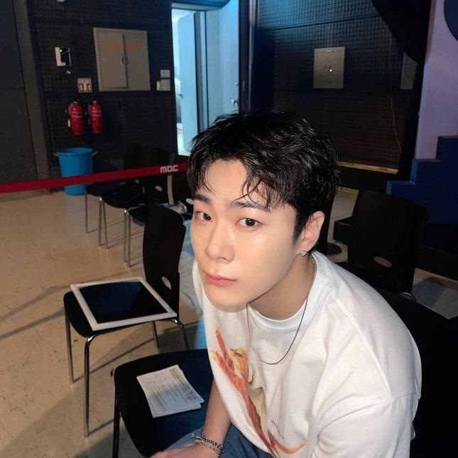 Xúc động câu nói của IU khi nhắc đến tin Moonbin qua đời-1