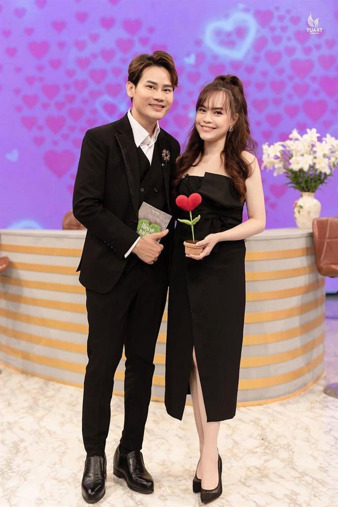 Vì háo thắng, MC Hồng Phúc từng chìa giấy ly hôn để… hù vợ-1