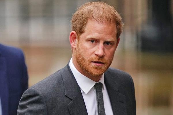 Harry cúi người hôn, nhưng Meghan từ chối-2