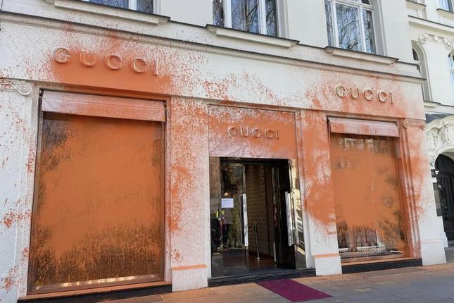 Loạt cửa hàng thời trang xa xỉ ở Đức bị tạt sơn để lên tiếng cho môi trường-2