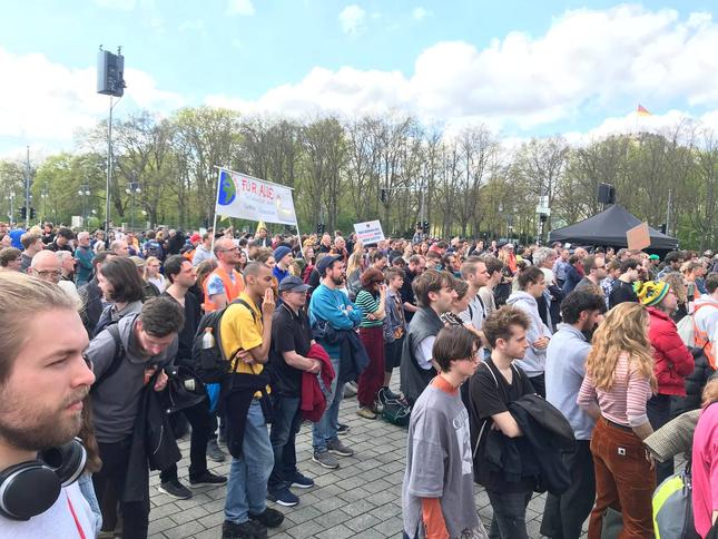 Loạt cửa hàng thời trang xa xỉ ở Đức bị tạt sơn để lên tiếng cho môi trường-3