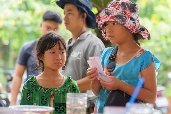 Lý Hải: 'Ba làm đạo diễn, mẹ làm sản xuất, con đi bán vé số trải nghiệm'