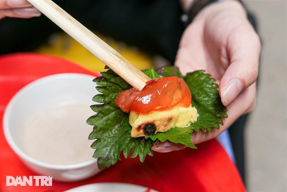 Sứa đỏ tràn về Hà Nội, thực khách chen chúc ngồi vỉa hè thưởng thức-2