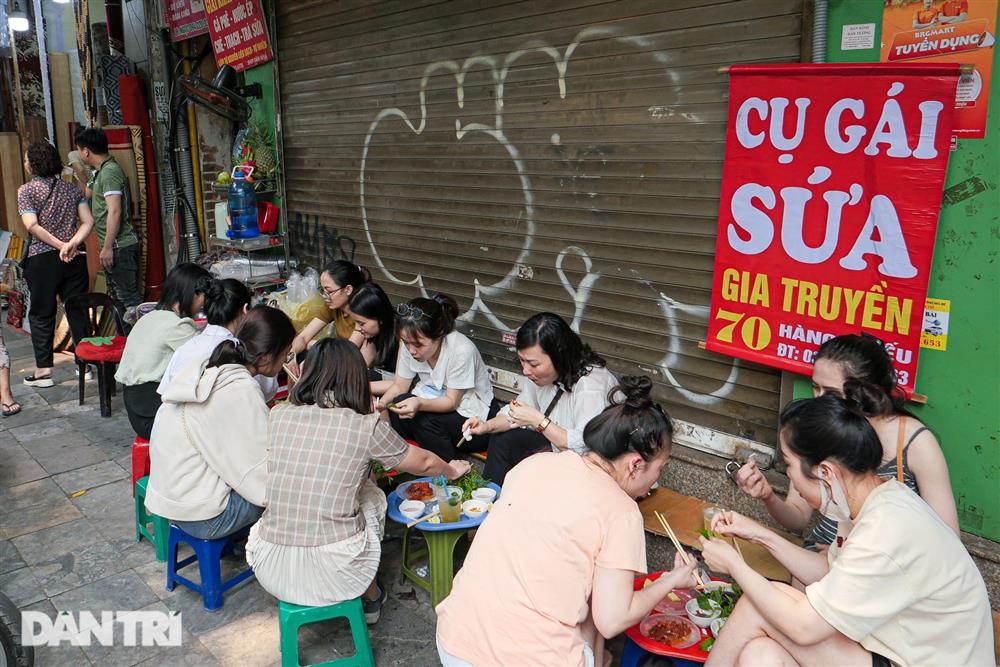 Sứa đỏ tràn về Hà Nội, thực khách chen chúc ngồi vỉa hè thưởng thức-3