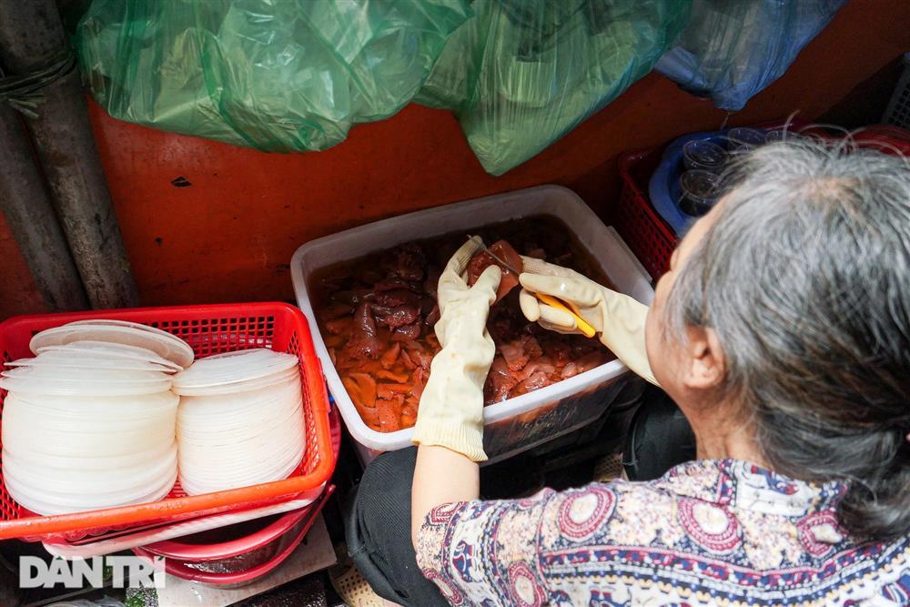 Sứa đỏ tràn về Hà Nội, thực khách chen chúc ngồi vỉa hè thưởng thức-4