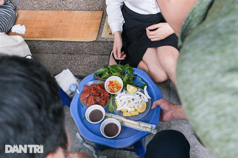 Sứa đỏ tràn về Hà Nội, thực khách chen chúc ngồi vỉa hè thưởng thức-5