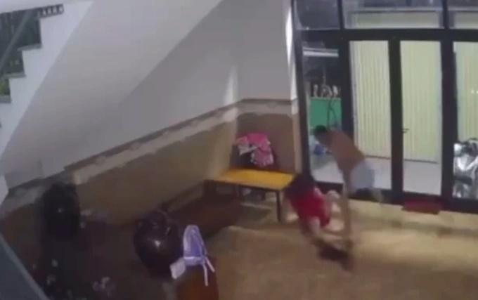 Xem clip chồng ung dung bấm điện thoại và đánh vợ, chị em bật khóc-1