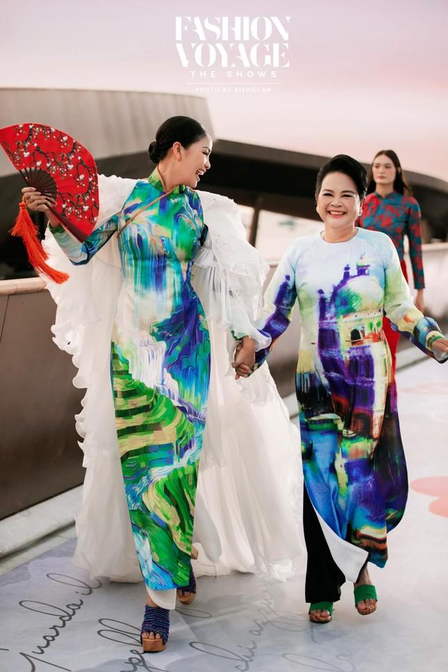 Ngọc Châu gây tranh cãi vì có hành động khác lạ khi trình diễn thời trang-2