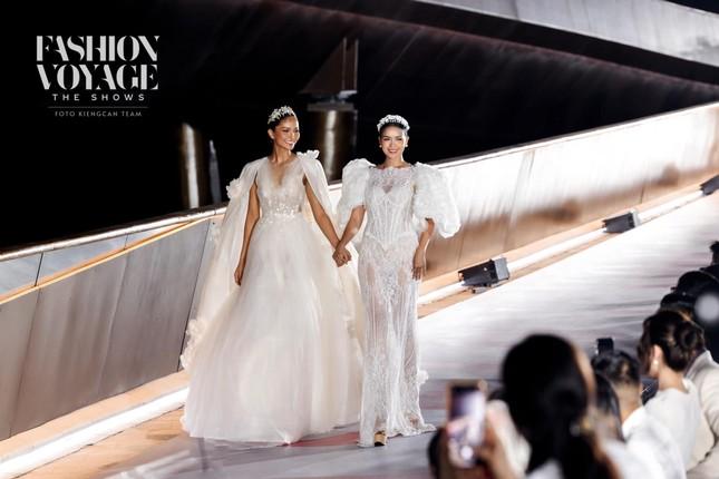 Ngọc Châu gây tranh cãi vì có hành động khác lạ khi trình diễn thời trang-3